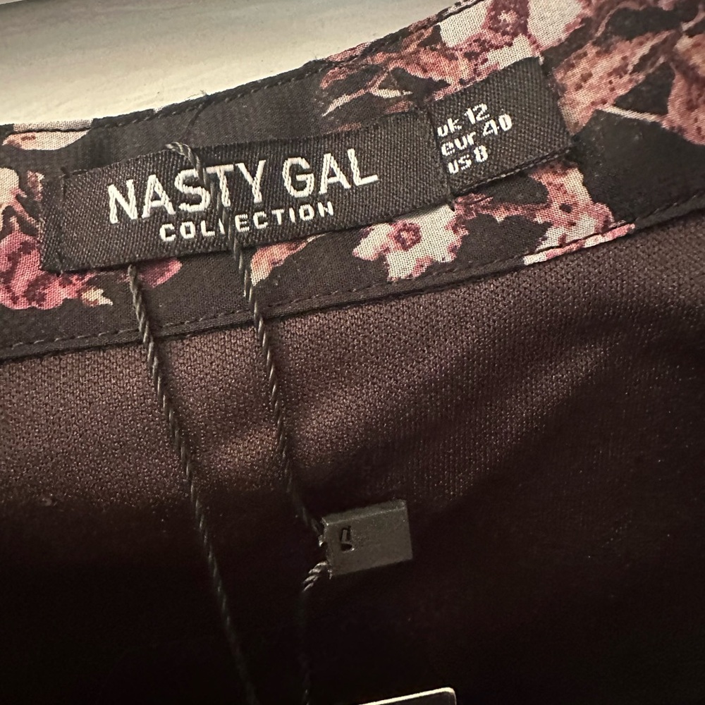 NWT Nasty Gal Flower Printed Dress. Size: US 8. - Picture 5 of 6
